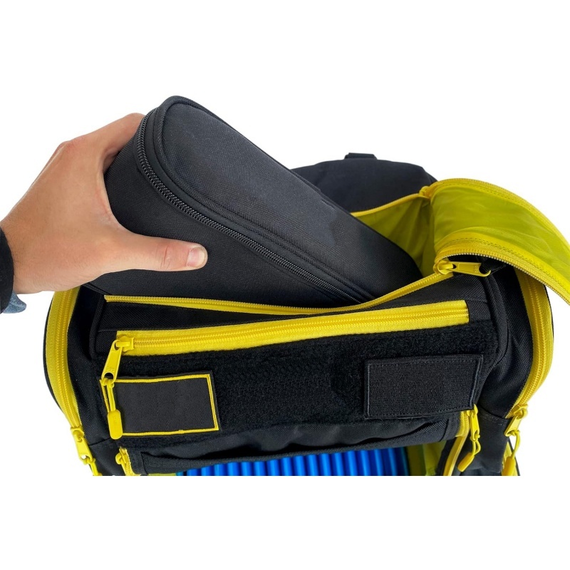 Insulated disc golf bag with cooler